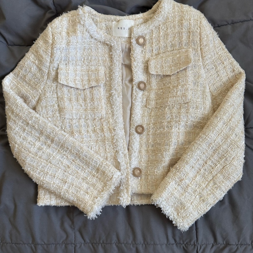Stylish Cream Tweed Jacket with Buttons
